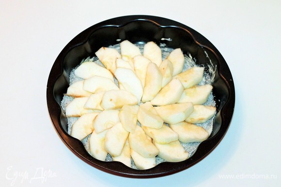 Яблоки (крупные) очистить от шкурки и семечек, нарезать дольками. Уложить яблоки в форму и запечь в заранее разогретой до 180°C духовке в течение 20 минут.