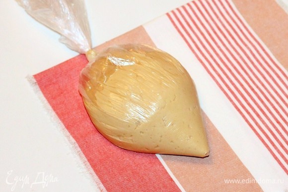 Густое тесто можно выложить в пекарский конверт или в прозрачный пакет.