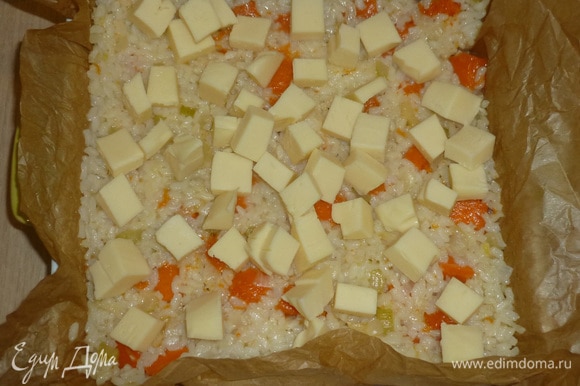 Сыр нарезать кубиками, выложить в форму.