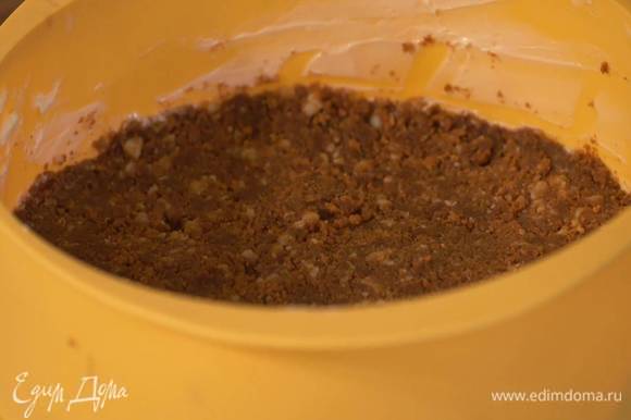 Разъемную форму для выпечки смазать оставшимся сливочным маслом, выложить печенье с маслом, утрамбовать ложкой в корж и отправить в холодильник.