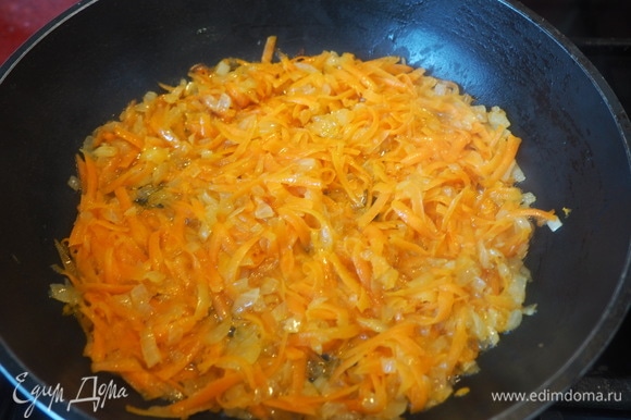 Добавить морковь и готовить все вместе еще 10 минут.