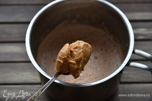 В еще горячее шоколадное молоко добавить арахисовую пасту и размешать ее. Для усиления вкуса рекомендую добавить в шоколад несколько кристалликов соли. Сахар добавьте по желанию на свой вкус.