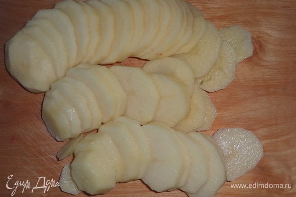 Картофель почистить, помыть, обсушить. Нарезать картофель тонкими кружками.