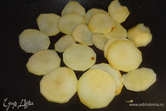 В сковороду долить оставшееся масло, обжарить порциями кружки картофеля до легкого румянца.