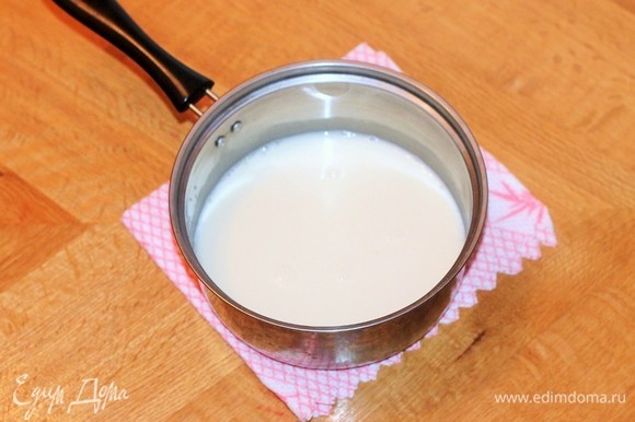 Тонкой струйкой влить горячее, сладкое молоко в холодную, молочную массу, быстро перемешать ложкой.