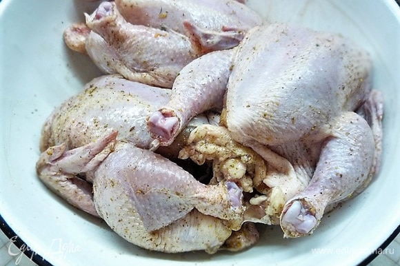 Цыплят моем, сушим, натираем смесью для курицы и оставляем мариноваться на 20 минут.