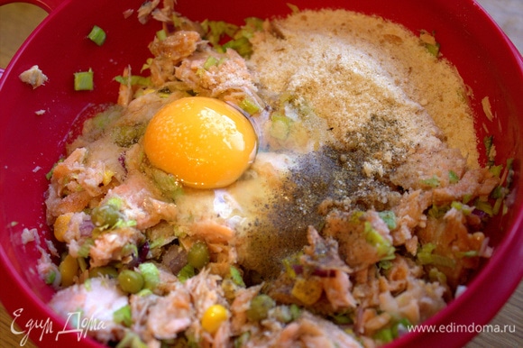 Добавить яйцо 1–2 шт., сухари и специи. Вместо сухарей можно толченые крекеры.