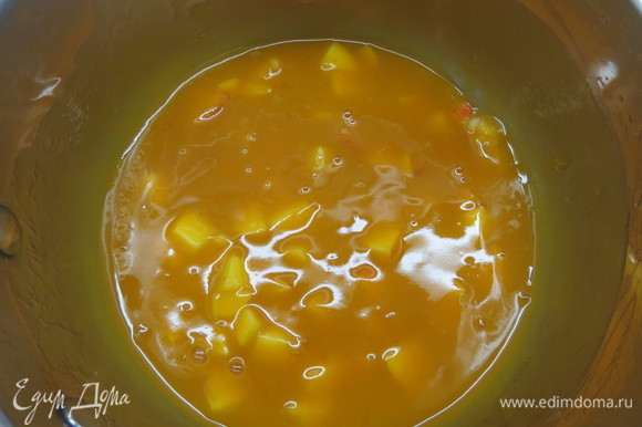 Смешайте в небольшой кастрюльке 5 г сахара, сливочное масло, порезанную курагу, абрикосовый джем и лимонный сок.