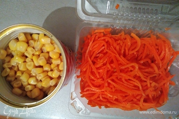 С кукурузы слить жидкость, подготовить морковь.