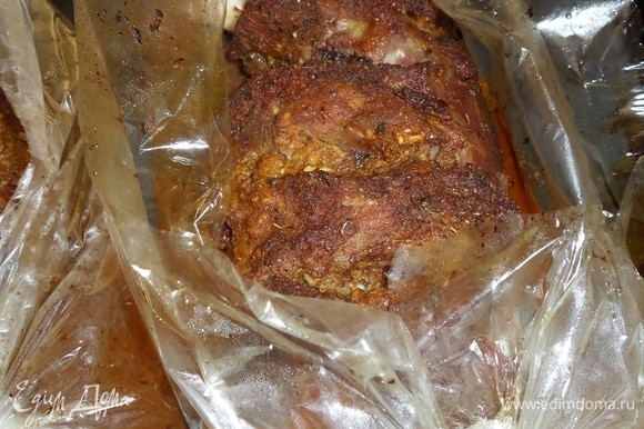 При желании можно вскрыть пакеты и подрумянить мясо еще в течении 5–10 минут.