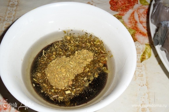 Готовим маринад для рыбы. В чашку выкладываем приправу для рыбы. Добавляем соевый соус и оливковое масло.