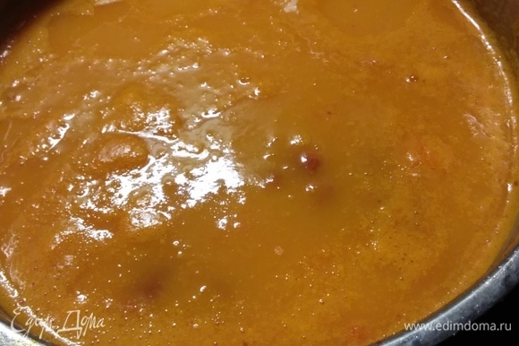 Теперь нужно пюрировать суп погружным блендером до однородной консистенции. Возможно, вам захочется добавить бульон, если суп покажется слишком густым. Оставшийся картофель нарезать мелким кубиком и добавить в суп. Через 10 минут нарезать и добавить в суп чоризо. Варить на медленном огне до готовности картофеля. В конце посолить и поперчить по вкусу. Использовать в супе чоризо непринципиально, можно заменить на любые пикантные колбаски.