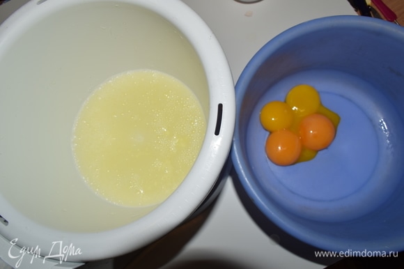 Для приготовления бисквита разделяем яйца на белки и желтки.