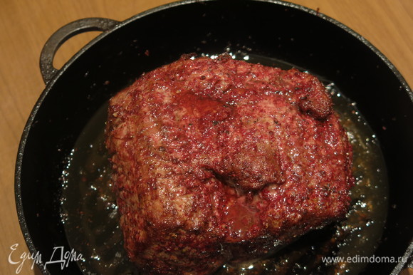 Кладем мясо в духовку на 6 минут, потом выключаем духовку и выдерживаем мясо еще 25–40 минут.