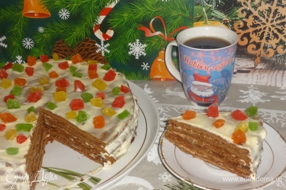 Готовый торт подать на праздничный стол, разрезать на порции. Очень вкусно с чаем, какао, молоком. Угощайтесь! Приятного аппетита! Всех с Новым годом и с Рождеством Христовым!