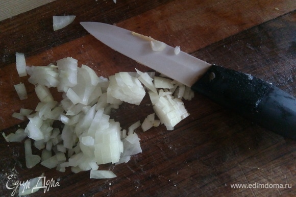 Нарезаем мелко репчатый лук, добавляем к картошке.