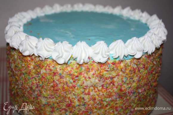 Украсим края торта взбитыми сливками с помощью кондитерского шприца.