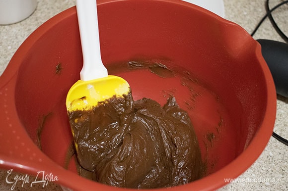 Вмешать лопаткой пшеничную муку в шоколадную массу.