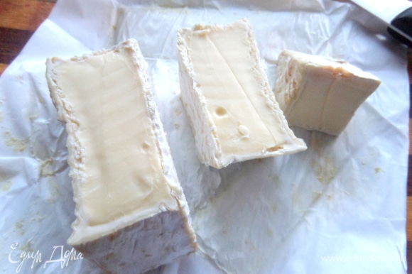 Сыр бри нарезать на пластинки.