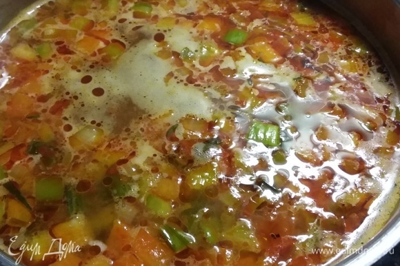 Теперь нужно влить бульон и варить на слабом огне около 10 минут. Через 10 минут положить в суп картошку, варить почти до готовности картофеля.