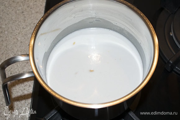 Сварить овсянку согласно инструкции на упаковке. Для традиционного геркулеса: залить в кастрюлю кокосовое молоко и воду, добавить овсянку. Поставить на плиту, довести до кипения и варить на медленном огне 15 минут, периодически помешивая.