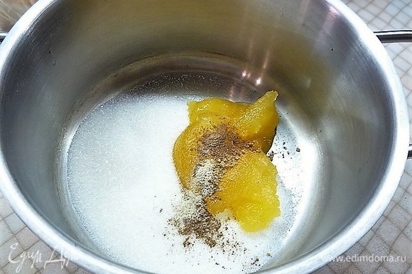 Добавляем специи к меду с сахаром, перемешиваем, доводим на среднем огне до кипения.