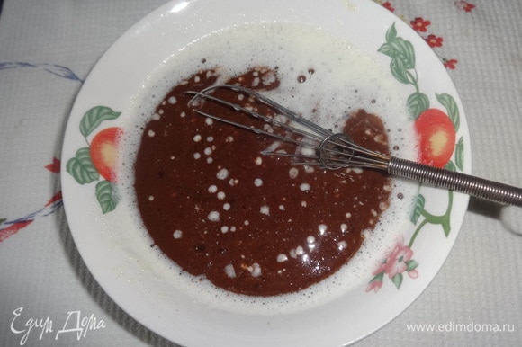 В яично-кефирную смесь вылить маргарин с какао, перемешать.