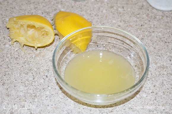 Выжать сок из одного лимона, процедить от косточек.