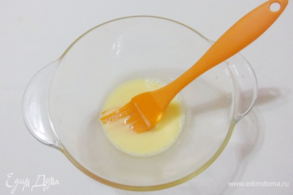 В миске соединить желток со столовой ложкой воды.
