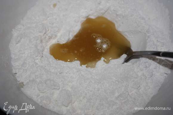 В сахарной пудре делаем лунку и вливаем полученную смесь. Сахарную пудру нужно предварительно обязательно просеять.