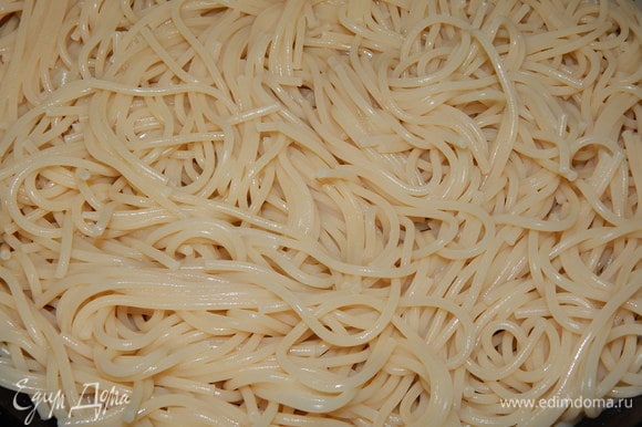 Спагетти отварить до готовности, слить воду. В сковороде растопить сливочное масло и добавить спагетти.