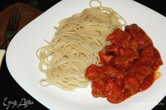 Сервируйте спагетти с мясом, можно посыпать зеленью перед подачей. Приятного аппетита!
