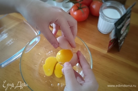 В большую миску разбейте яйца и чуть взбейте их.