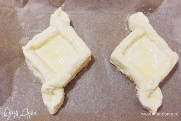 Смазать сырники сверху льезоном и отправить в разогретую до 180°C духовку на 15–20 минут.