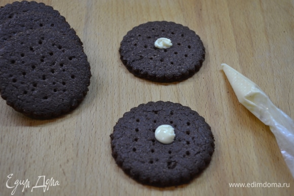 На готовое печенье точечно нанести горячий шоколад.