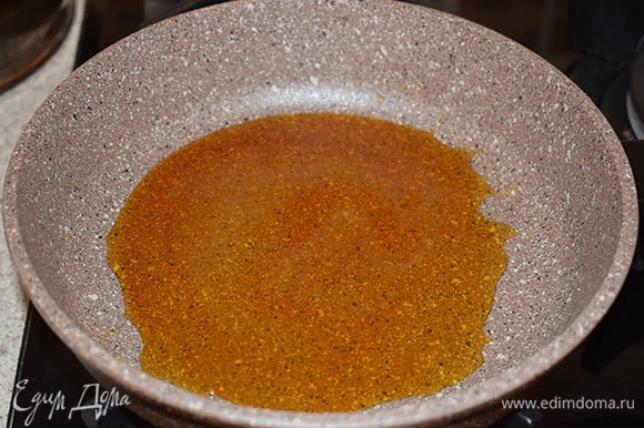 Сделать карамель из сахара. Для этого поместить сахар в небольшую сковороду или сотейник, расплавить его на среднем огне до красивого золотистого цвета. Сахар не мешать, можно лишь встряхивать сковороду время от времени.