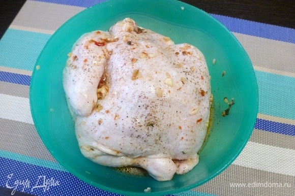 Смазать маринадом курицу внутри и снаружи, под шкурку на грудке тоже можно влить маринад. Поставить в холодильник мариноваться часа на 2. За это время перевернуть 2–3 раза.