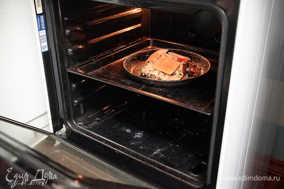 Поставить в разогретую до 180°C духовку минуты на три до расплавления сыра.