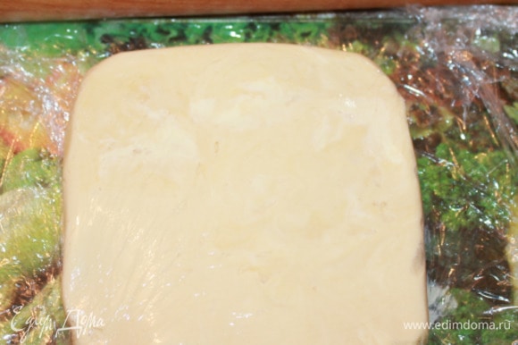 Поместить тесто между двумя слоями пищевой пленки, сформировать квадрат 15х15 см. Завернуть в пленку и убрать в холодильник на 1,5 часа.
