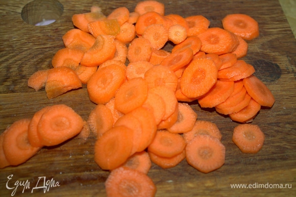 Нарезать морковь.