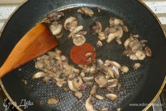 Рецепт рассчитан на разъемную форму диаметром 18 см. В сковороде разогреть масло, выложить нарезанные грибы. Обжаривать до испарения жидкости. Остудить. Здесь можно взять готовые консервированные грибы. Вместо шампиньонов можно брать любые другие грибы.