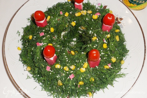 Новогодний салат из крабовых палочек с консервированной кукурузой готов. Приятного аппетита! Угощайте гостей!