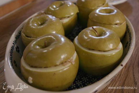 Запекать яблоки в разогретой духовке 25–30 минут.
