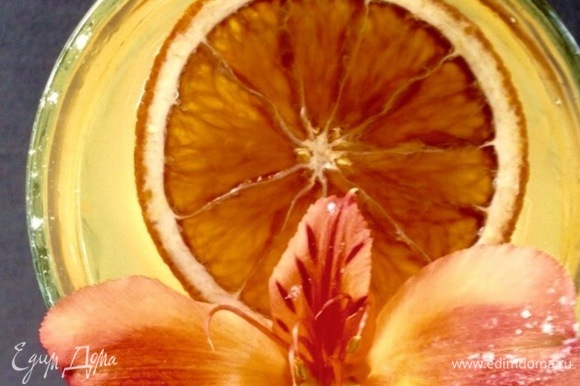 Налейте коктейль в стакан. Если есть желание, украсить можно засахаренными дольками апельсина. При желании можно добавить немного льда. Приятного аппетита!