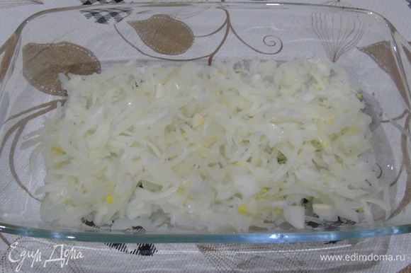 Выложите лук в форму (тарелку), в которой будете готовить салат.
