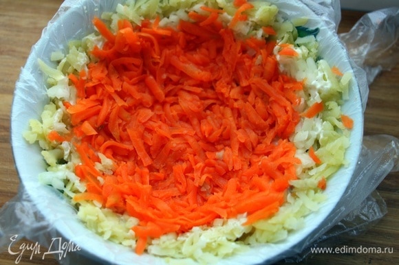 Далее натираем вареную морковь, смазываем майонезом.