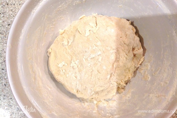 Замешиваю тесто: кефир и яйцо хорошо взбиваю, добавляю сахар, соль, соду (не гашу), оливковое масло. Хорошо перемешиваю, муку добавляю понемногу. Тесто очень мягкое, слегка может приставать к рукам. Накрываю его полотенцем на 5–10 минут.