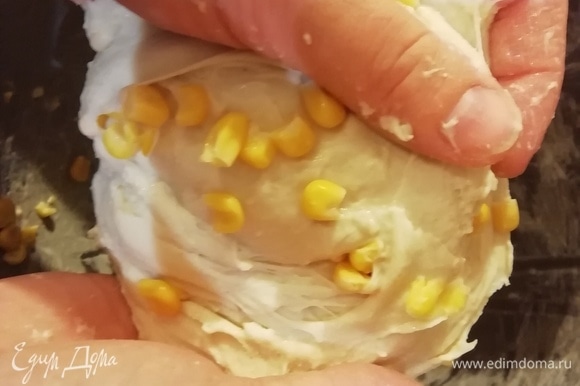 В эластичное тесто добавляем кукурузу и вмешиваем ее.
