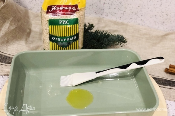 Форму смазываем оливковым маслом.