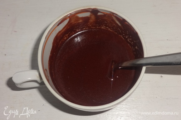Кусочек сливочного масла отложить для смазывания формы. Остальное масло растопить и растворить в нем какао.